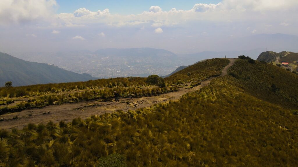 Vista aérea de una carretera sinuosa en las montañas de los Andes, similar a la ruta Lima-Ticlio
