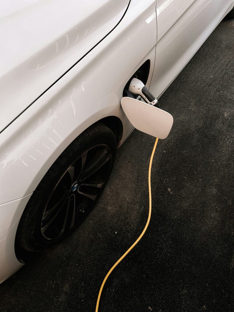 Auto eléctrico cargando, ilustración de la nota sobre incentivos fiscales en Bolivia
