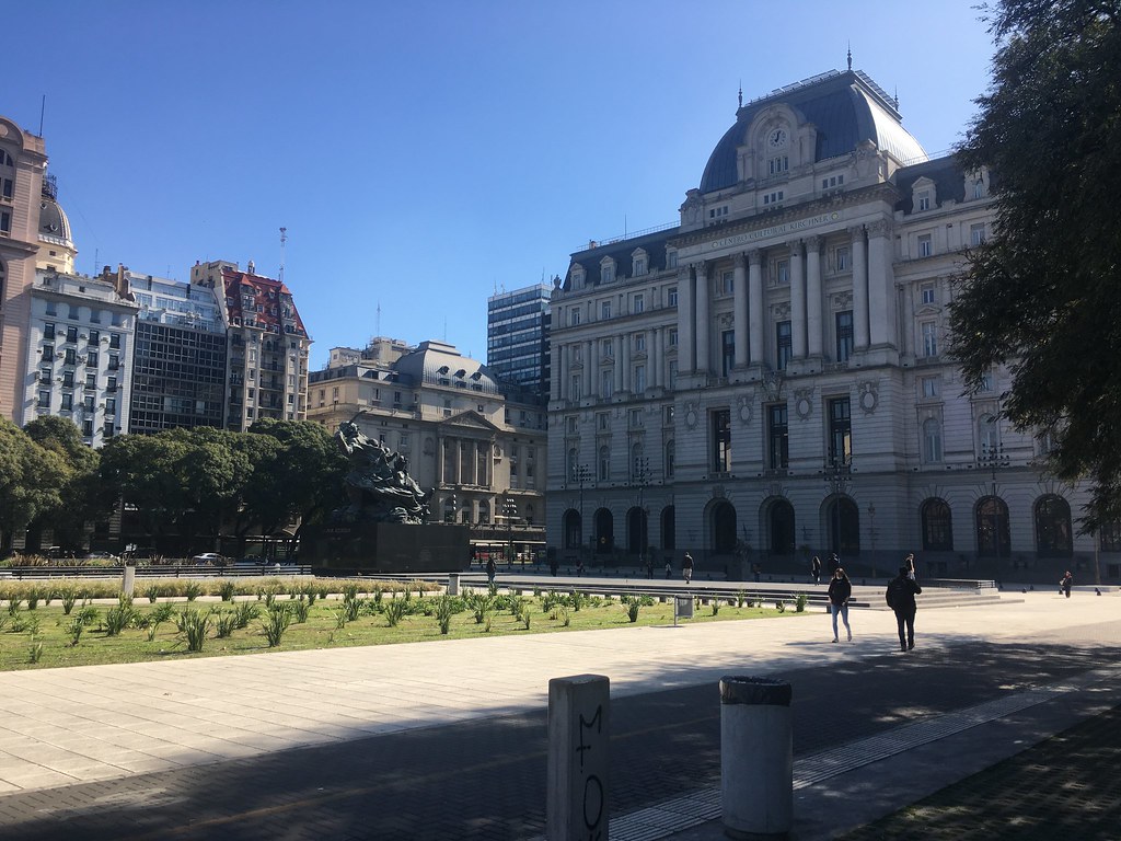 Autos eléctricos en Argentina se disparan 1.630% con cupo sin arancel: la lección pendiente para el mercado peruano