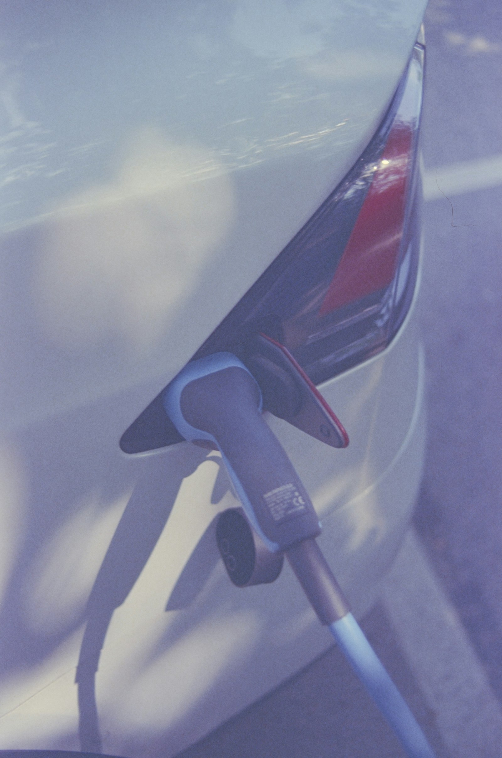Autos eléctricos en Costa Rica superan el 20% de ventas en 2026: la lección pendiente para Perú