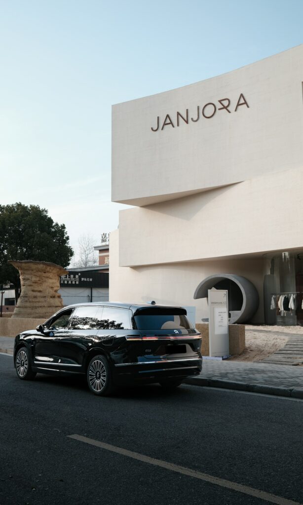 SUV eléctrica moderna estacionada frente a un edificio, ilustrando el desembarco de nuevas marcas eléctricas en Latinoamérica