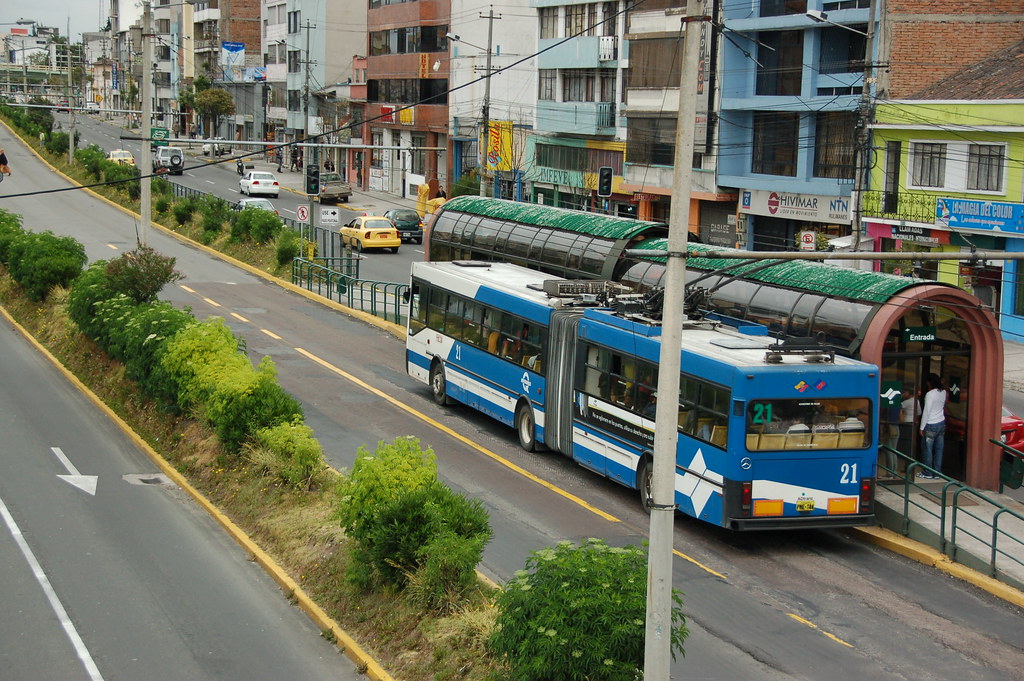 Autos eléctricos en Ecuador se cuadruplican en 2026: la lección de incentivos que Perú aún no aplica