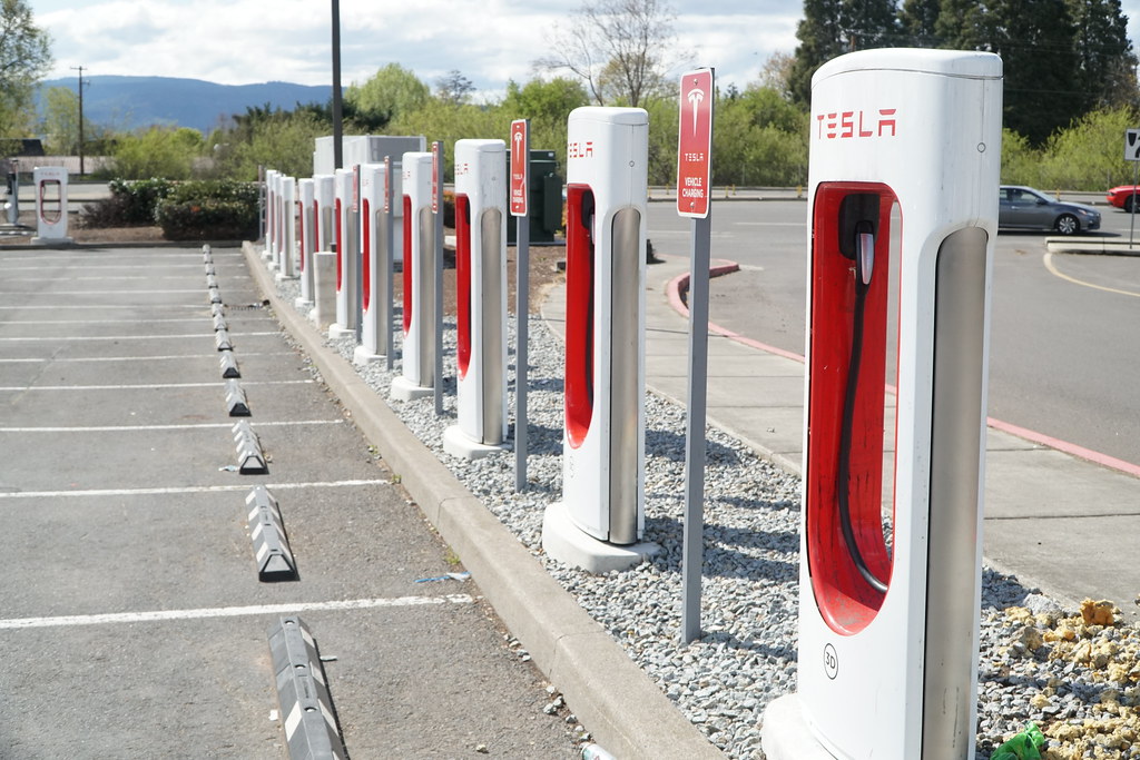 Brasil supera los 25,000 cargadores para autos eléctricos: la red crece 21% en tres meses