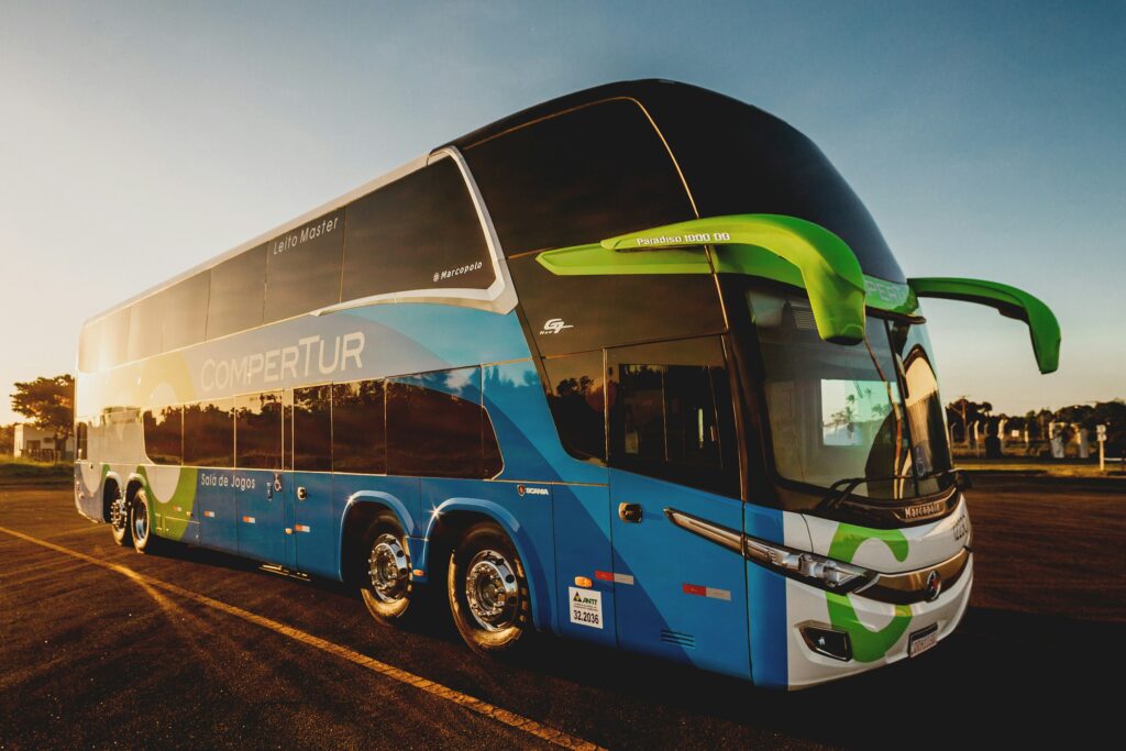 Transporte público en una ciudad, ilustrando la transición hacia buses y minibuses eléctricos