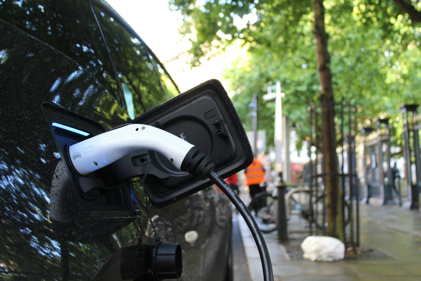 Autos eléctricos en Argentina crecen 400%, pero faltan cargadores públicos