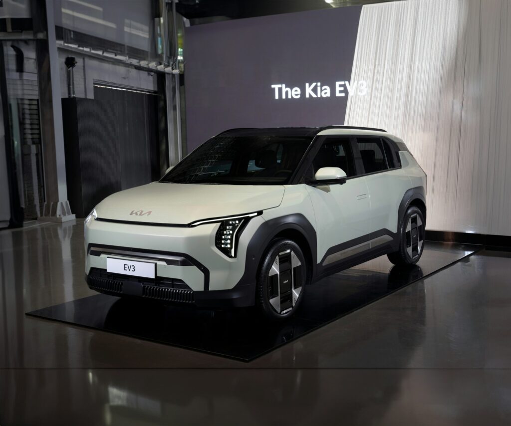 SUV eléctrico en exhibición en un showroom, ilustrativo del relanzamiento de BAIC en el mercado peruano