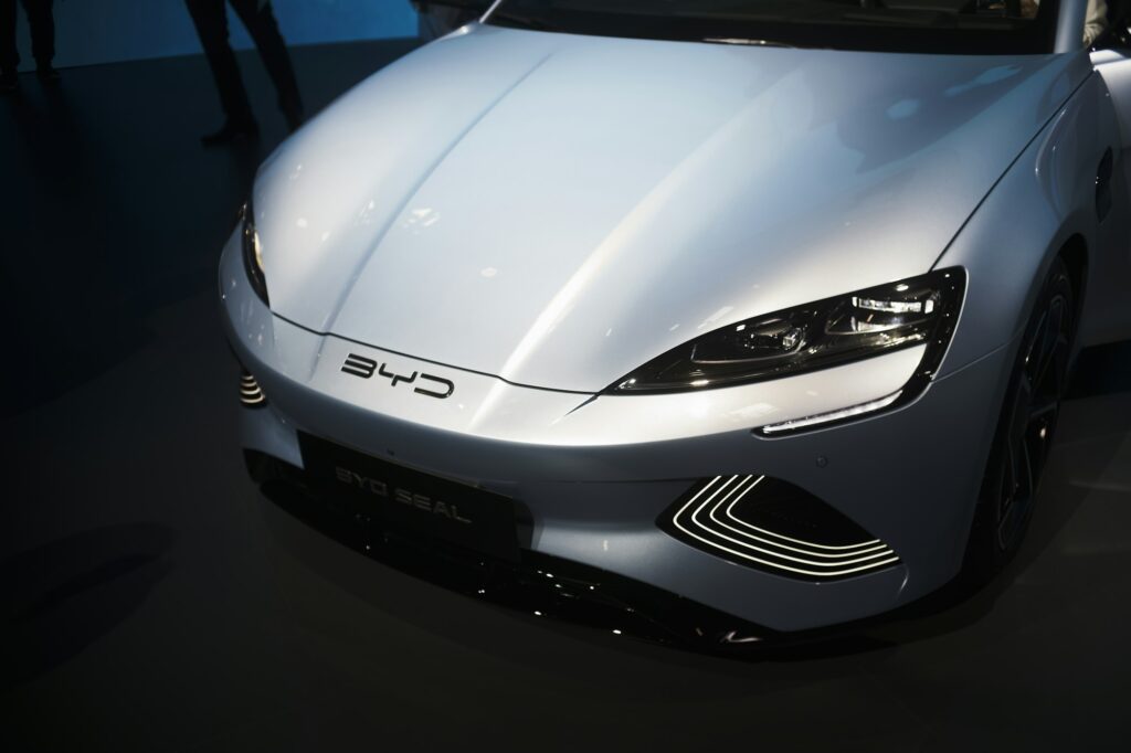 Auto eléctrico BYD en exhibición, ilustrando el podio de eléctricos más vendidos en Brasil en julio de 2026