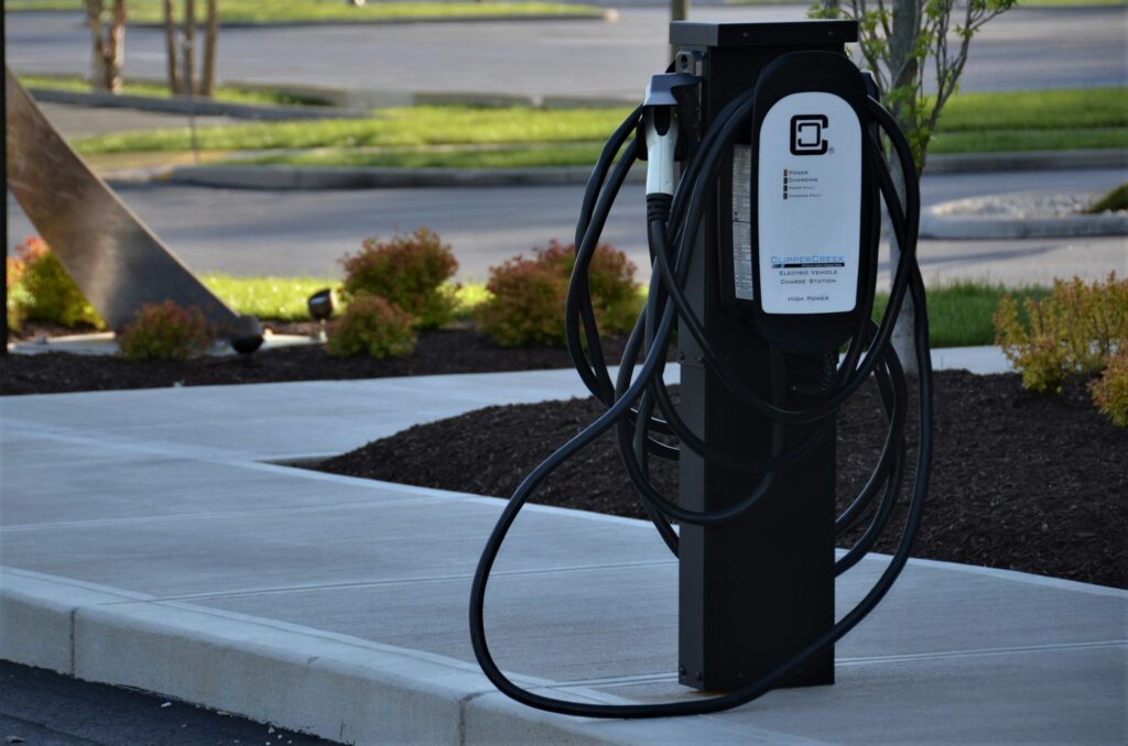 Cargador eléctrico rápido para autos, similar al inaugurado por Terpel en Bogotá