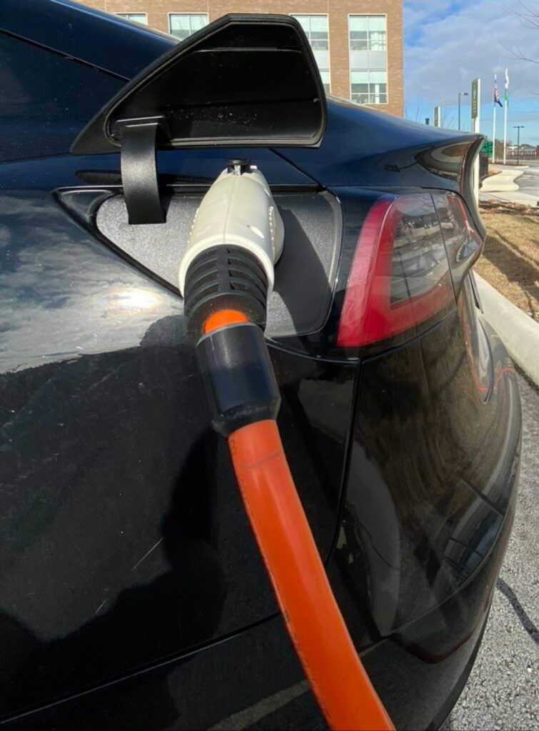 Cargador para auto eléctrico tipo Tesla en uso