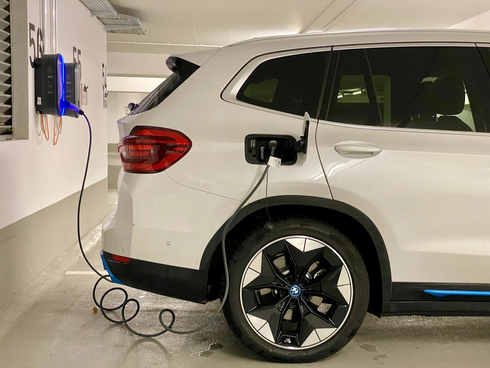 Chile duplica sus ventas de autos eléctricos en 2026, pero se aleja de su meta 2030: la brecha frente a Perú