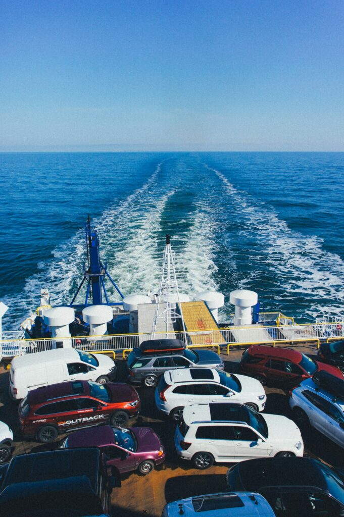 Vehículos cargados en un buque car carrier, similar al desembarco de BYD en el puerto de San Antonio, Chile