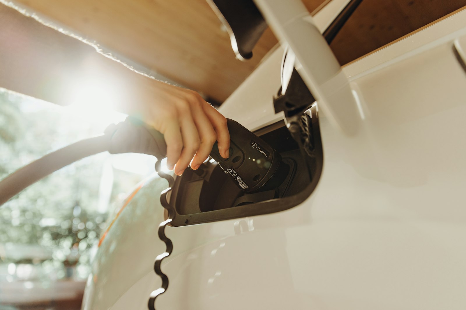 Cargadores para autos eléctricos: Colombia debate si le alcanzan y Perú va más atrás