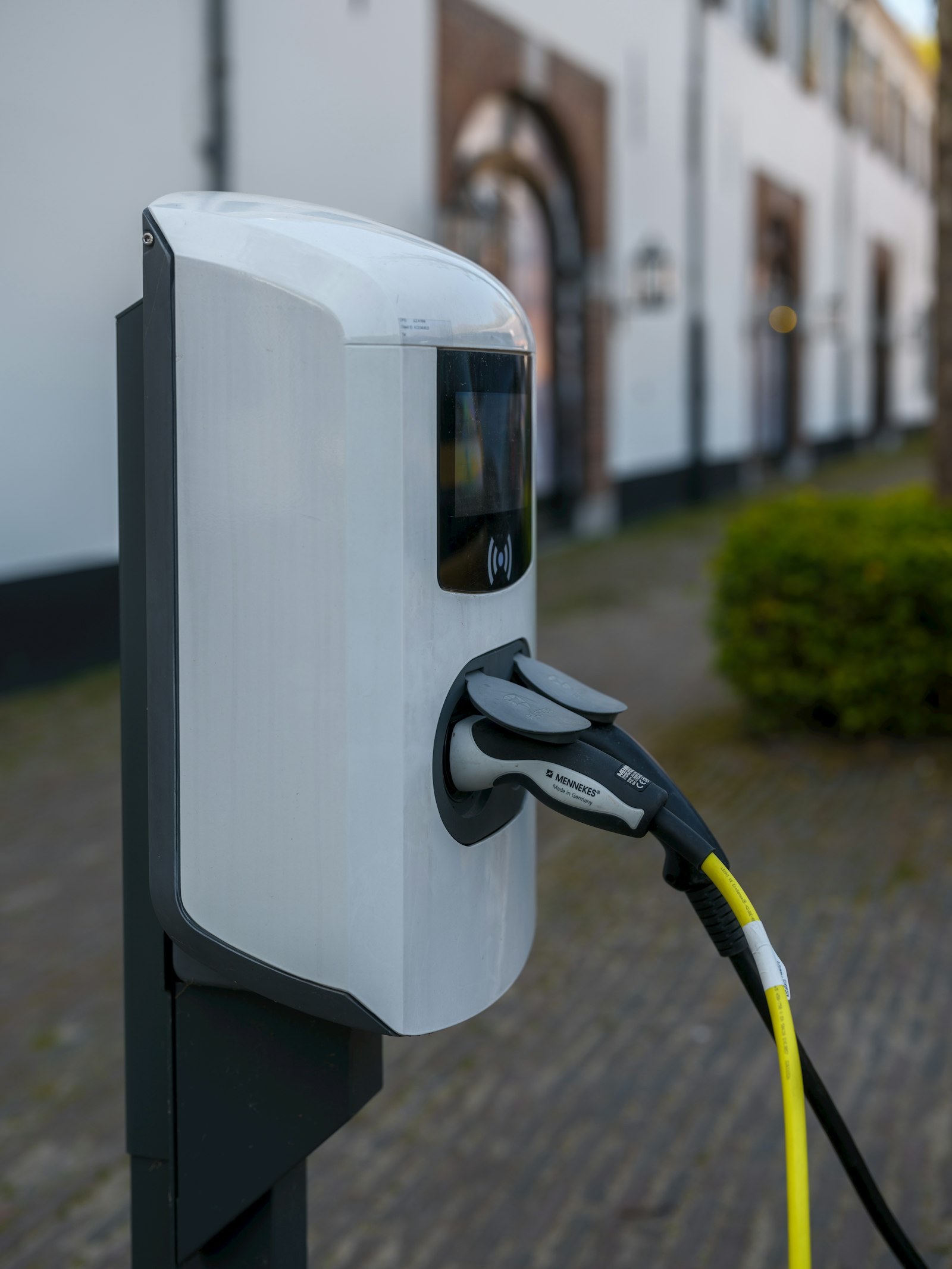 Autos eléctricos en Perú: Toyota advierte que faltan cargadores para acelerar la transición