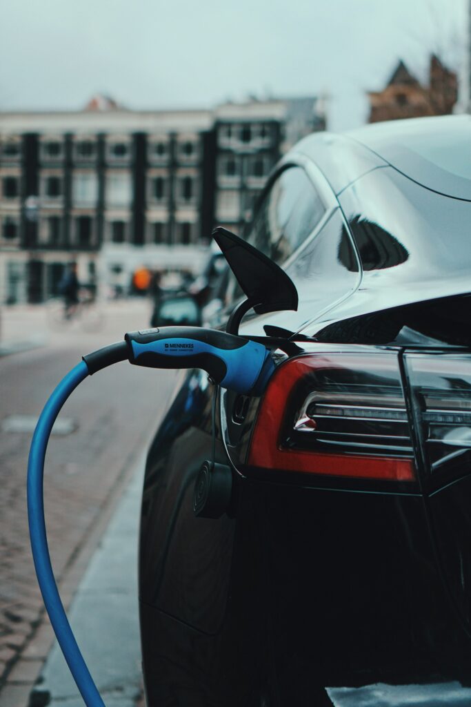 Auto eléctrico estacionado, ilustración del boom de ventas eléctricas en Uruguay