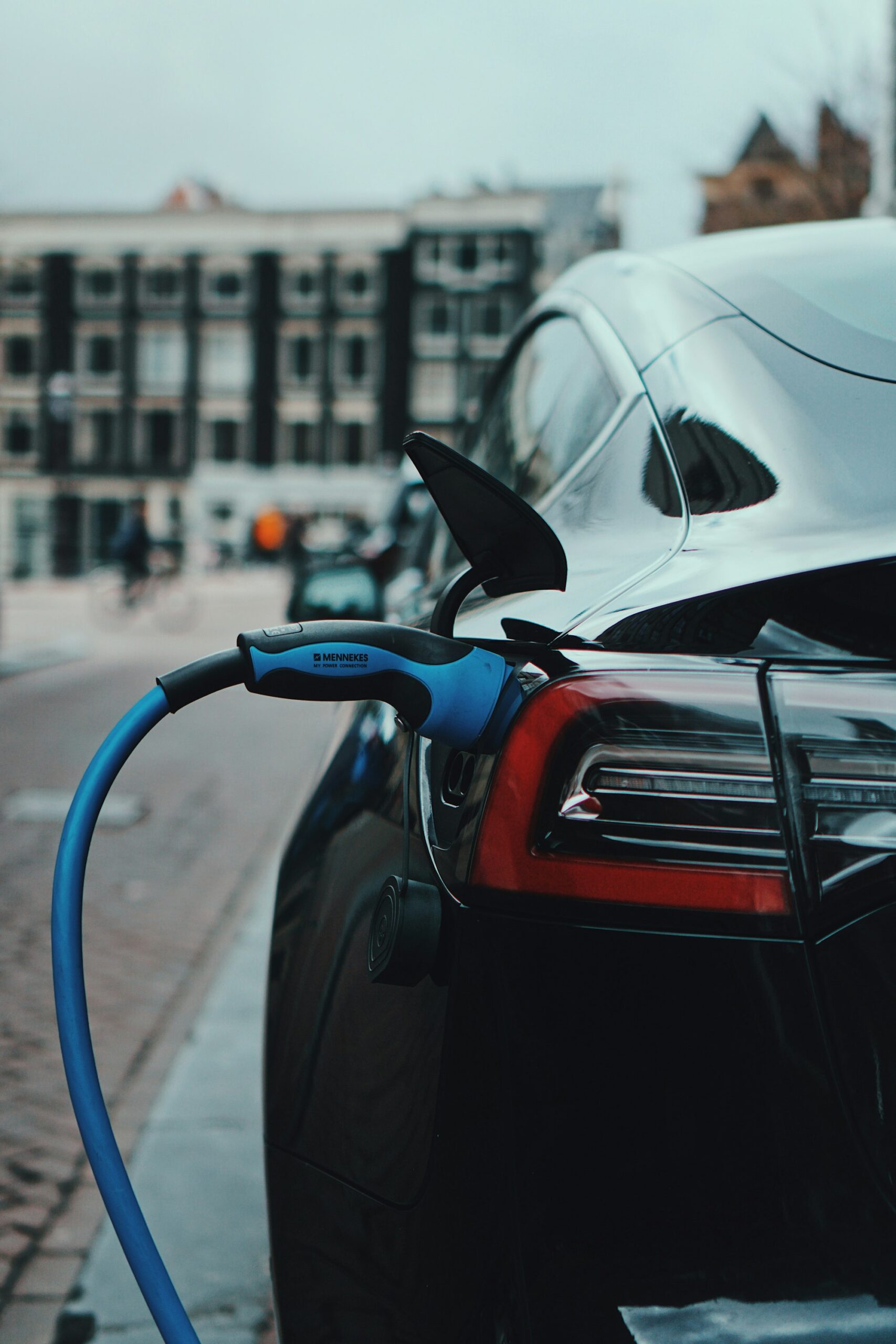 Auto eléctrico en Uruguay: ya es mayoría de ventas, la brecha con Perú crece
