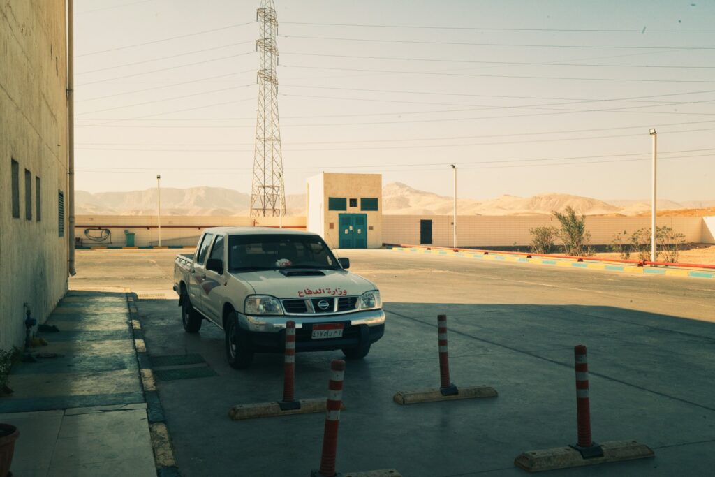 Pickup en entorno industrial árido, ilustrativa de la prueba de una pickup eléctrica en minería en Perú
