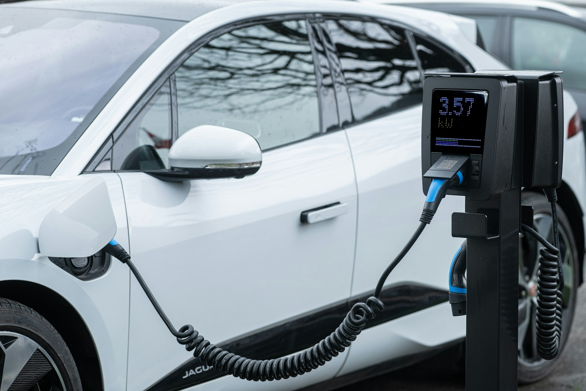 Autos eléctricos en Argentina crecen 177% en agosto pese a la caída del mercado: la lección para Perú
