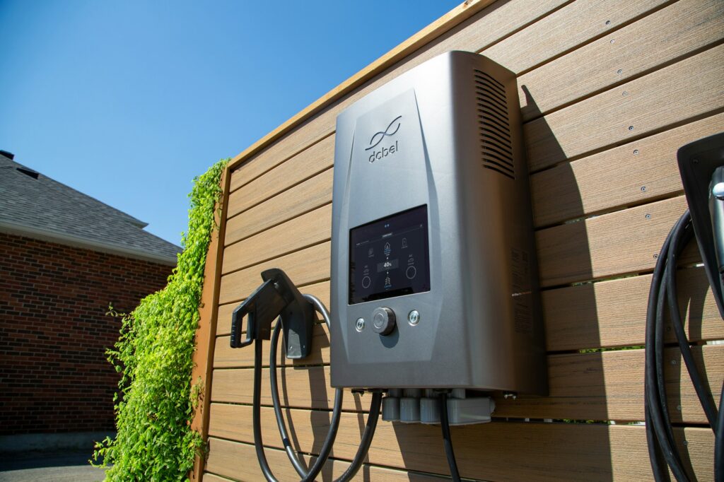 Cargador doméstico para auto eléctrico montado en una pared, foto referencial