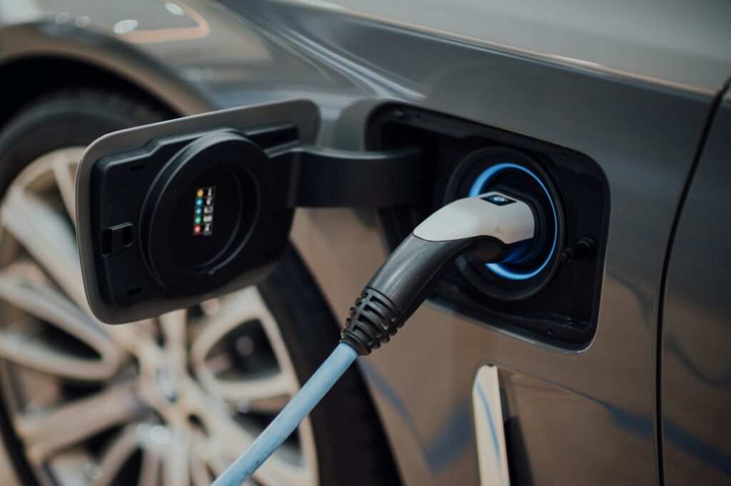 Cable de carga conectado a un auto eléctrico, foto referencial