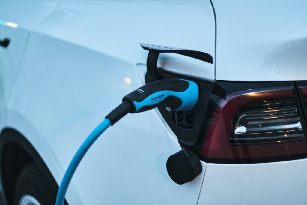 Auto eléctrico cargando en una estación de carga