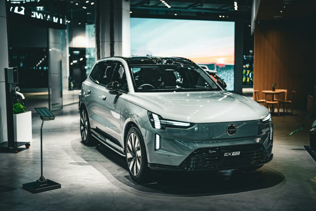 SUV eléctrico exhibido en showroom, imagen referencial de electromovilidad (no es un modelo presentado en Expocruz 2026)