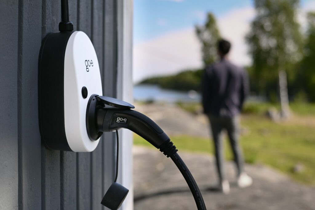 Cargador de vehículo eléctrico conectado al aire libre, imagen referencial de infraestructura de carga