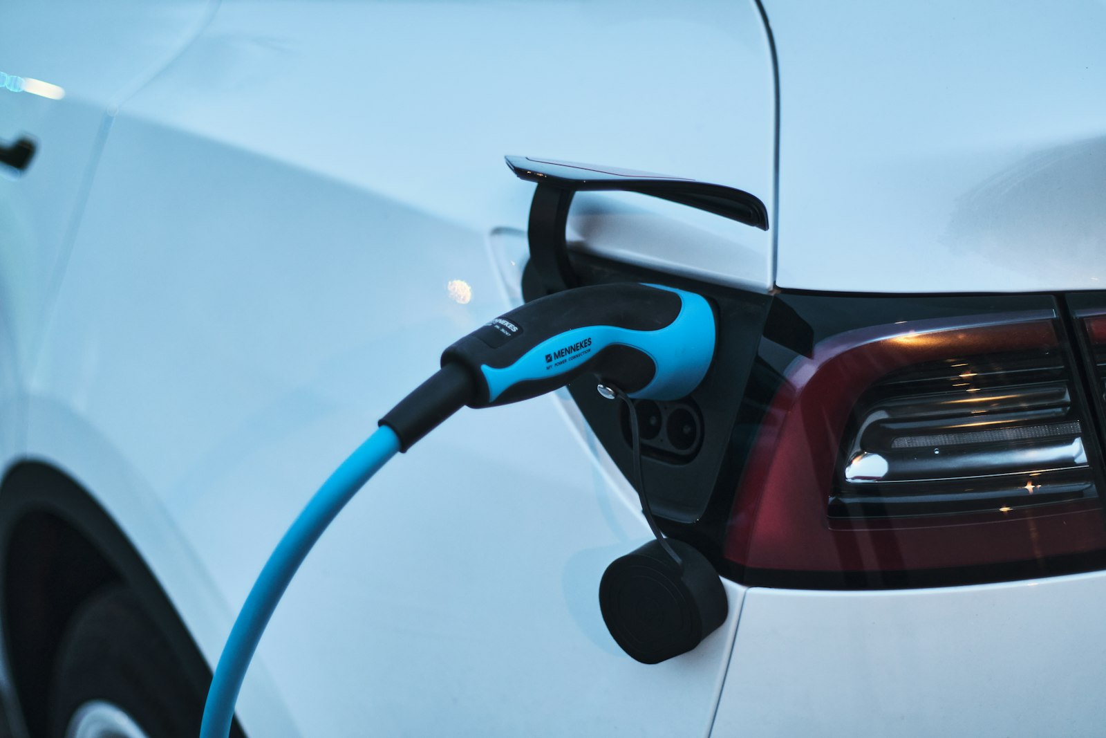 México vendió más de 17,000 autos eléctricos e híbridos en agosto: la brecha que crece frente a Perú