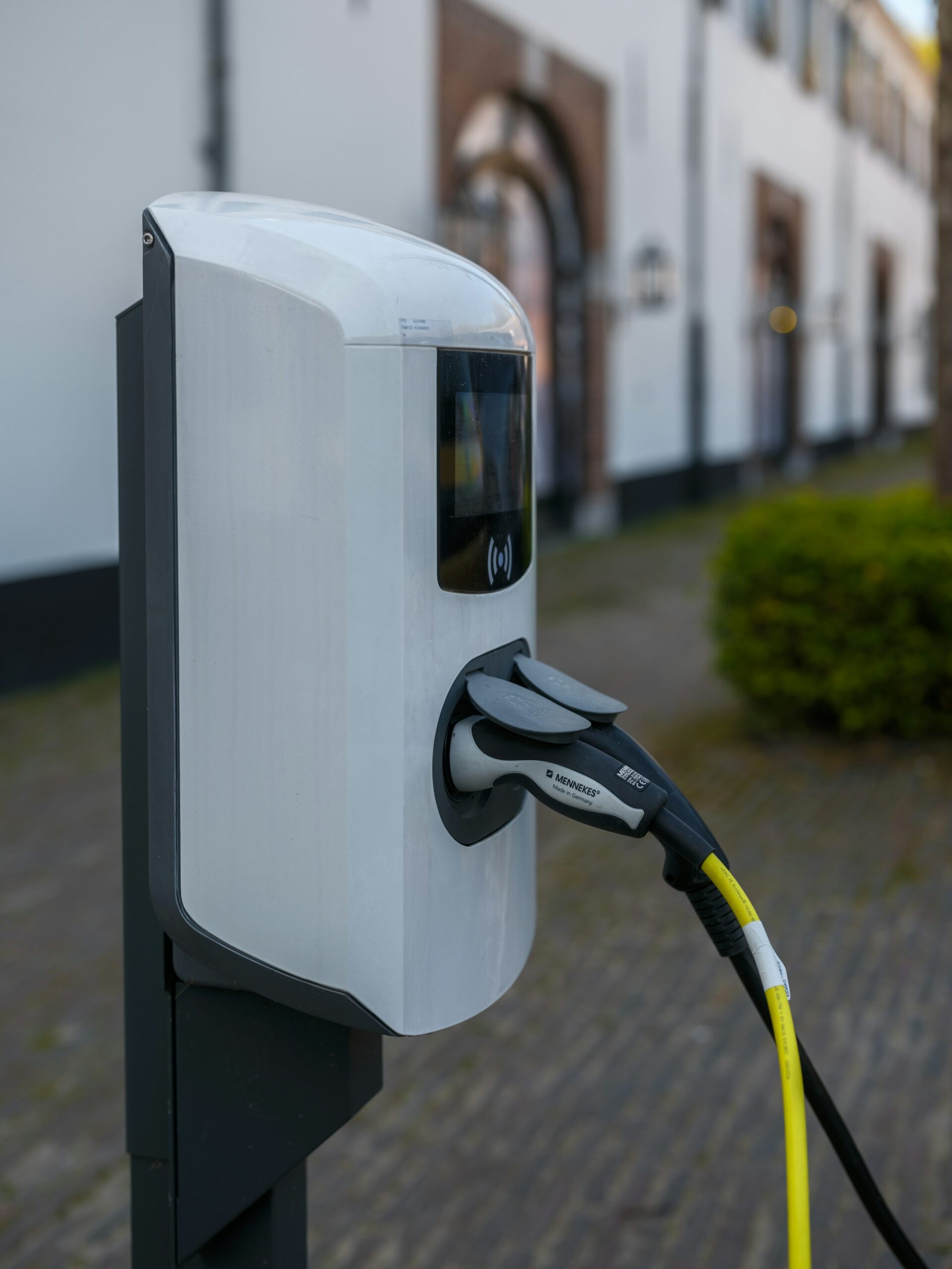 Uruguay estrena una nueva electrolinera y bate récord de ventas de autos eléctricos: la lección para Perú